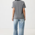 Femme de dos en t-shirt gris et jean large