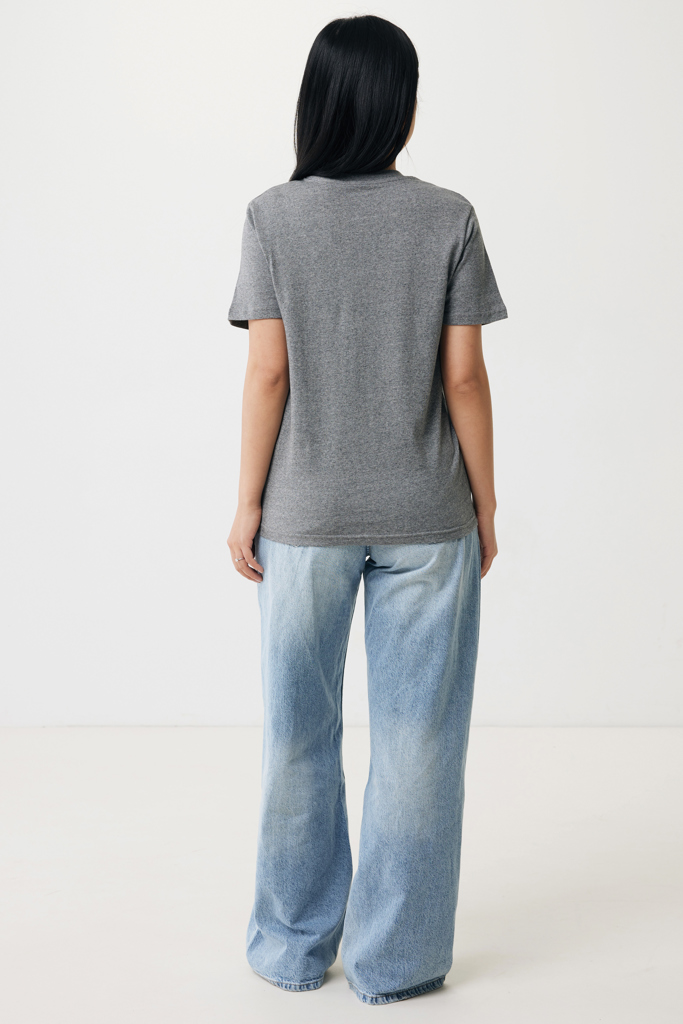Femme de dos en t-shirt gris et jean large