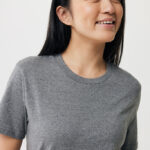Femme souriante en t-shirt gris uni