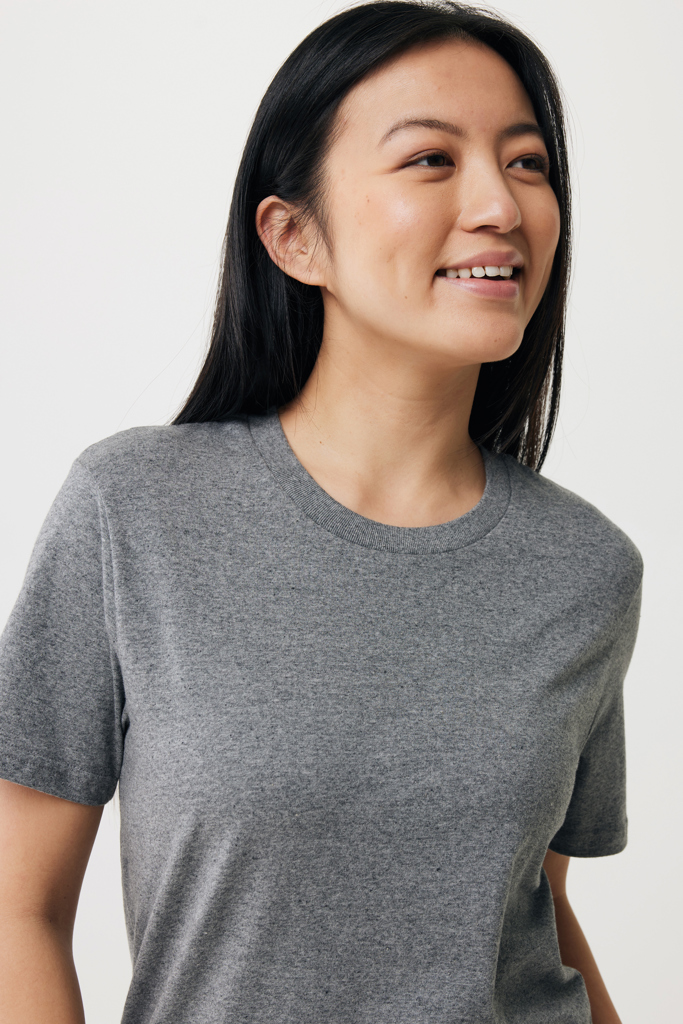 Femme souriante en t-shirt gris uni