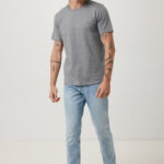 Homme en t-shirt gris et jean clair