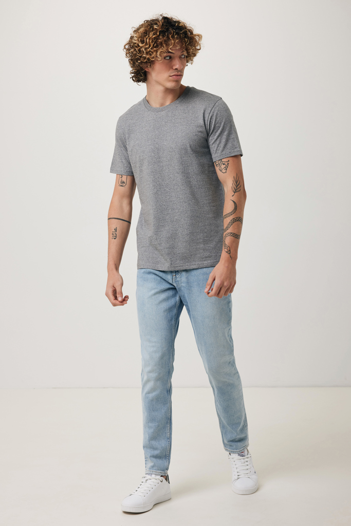 Homme en t-shirt gris et jean clair