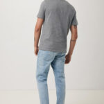 Homme en t-shirt gris et jean clair