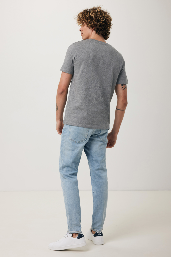 Homme en t-shirt gris et jean clair