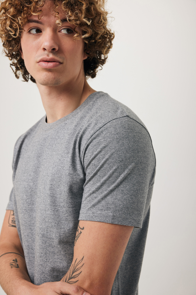 Jeune homme en t-shirt gris regardant sur le côté
