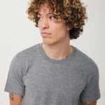 Homme aux cheveux bouclés en t-shirt gris