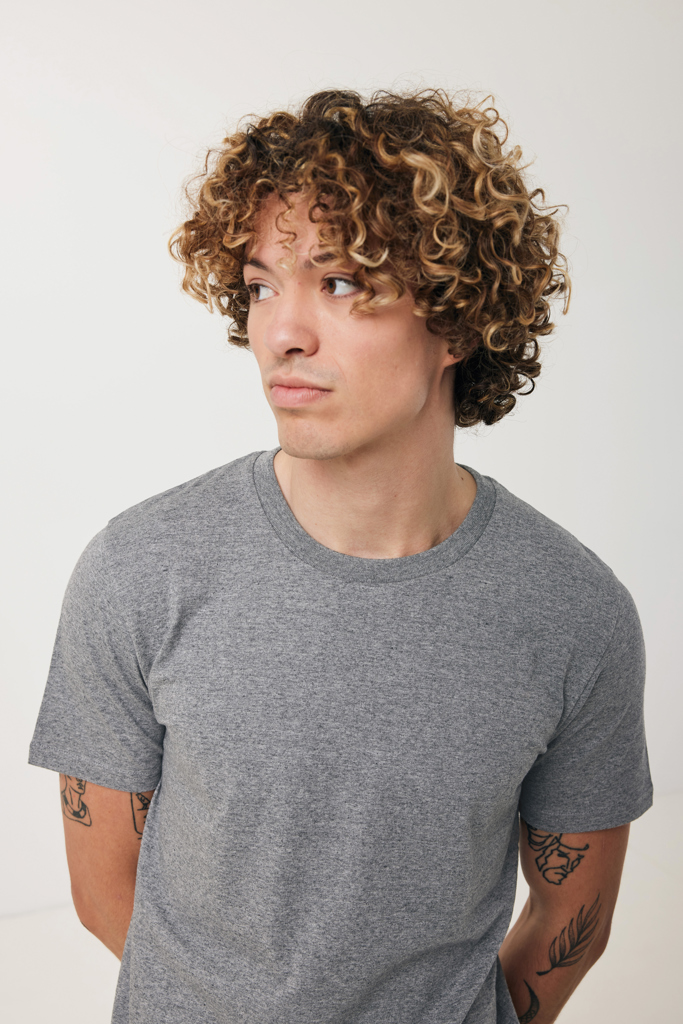 Homme aux cheveux bouclés en t-shirt gris