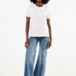 Femme en t-shirt blanc et jean large