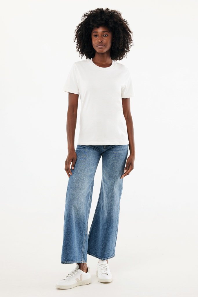Femme en t-shirt blanc et jean large