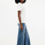Femme en t-shirt blanc et jean large