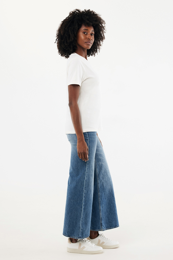 Femme en t-shirt blanc et jean large