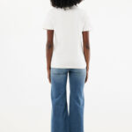 Femme de dos en t-shirt blanc et jean