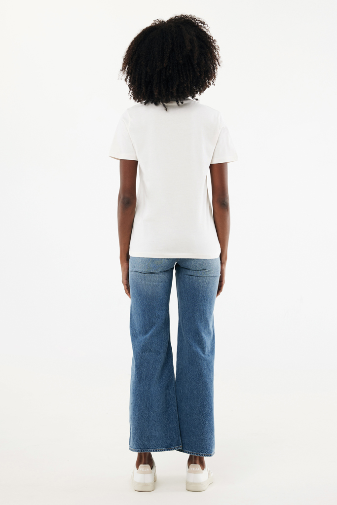 Femme de dos en t-shirt blanc et jean
