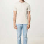 Homme en t-shirt beige et jean clair