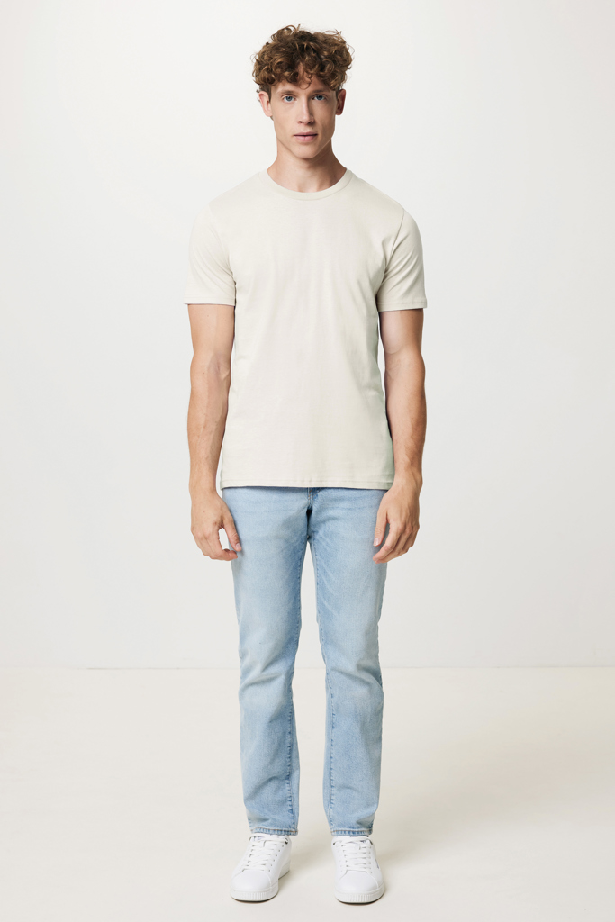 Homme en t-shirt beige et jean clair
