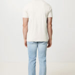 Homme de dos en t-shirt beige et jean clair