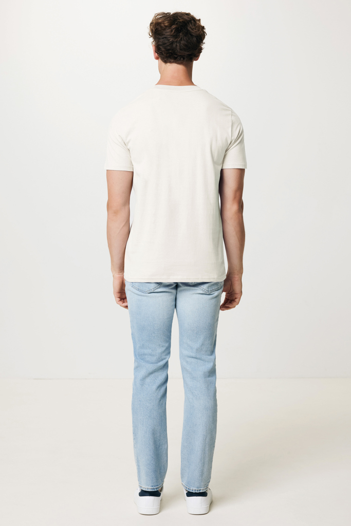 Homme de dos en t-shirt beige et jean clair