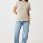 Femme en t-shirt beige et jean clair