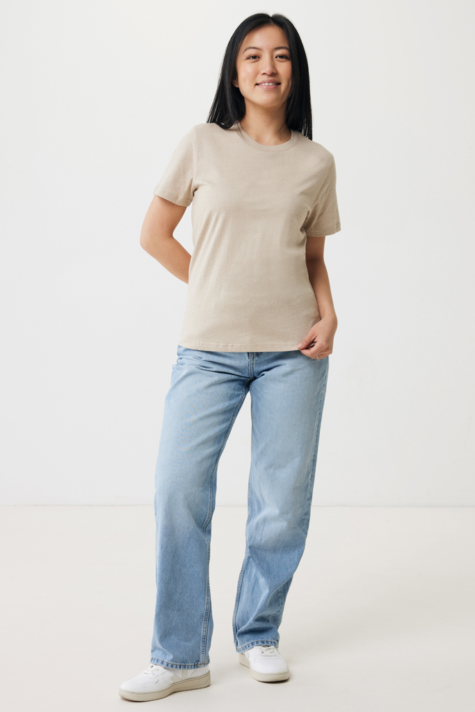 Femme en t-shirt beige et jean clair