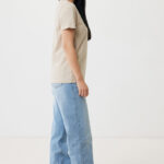 Femme en t-shirt beige et jean large