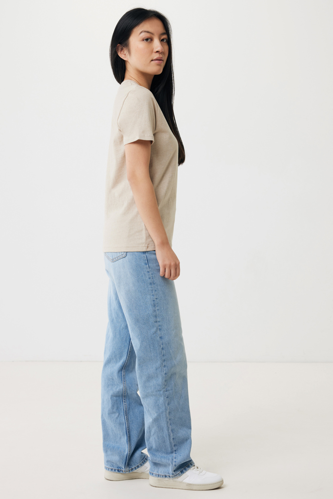 Femme en t-shirt beige et jean large