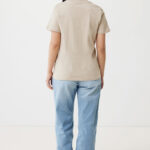 Femme de dos en t-shirt beige et jean clair