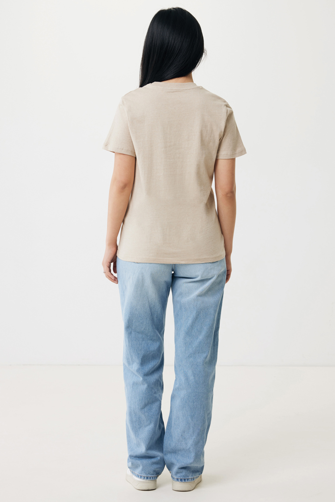 Femme de dos en t-shirt beige et jean clair