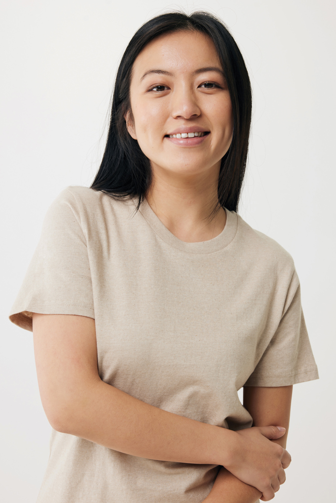 Femme souriante en t-shirt beige sur fond clair