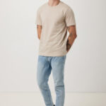 Homme souriant en t-shirt beige et jean clair