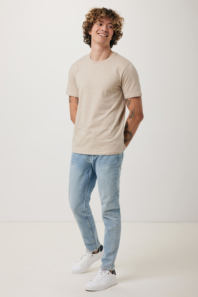 Homme souriant en t-shirt beige et jean clair