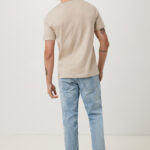 Homme en t-shirt beige et jean clair