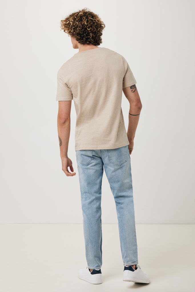 Homme en t-shirt beige et jean clair