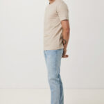 Jeune homme en t-shirt beige et jean clair