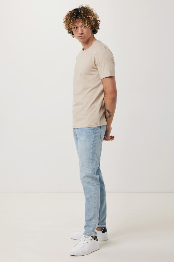 Jeune homme en t-shirt beige et jean clair