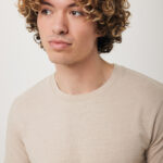 Jeune homme aux cheveux bouclés en t-shirt beige