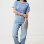Femme en t-shirt bleu et jean clair