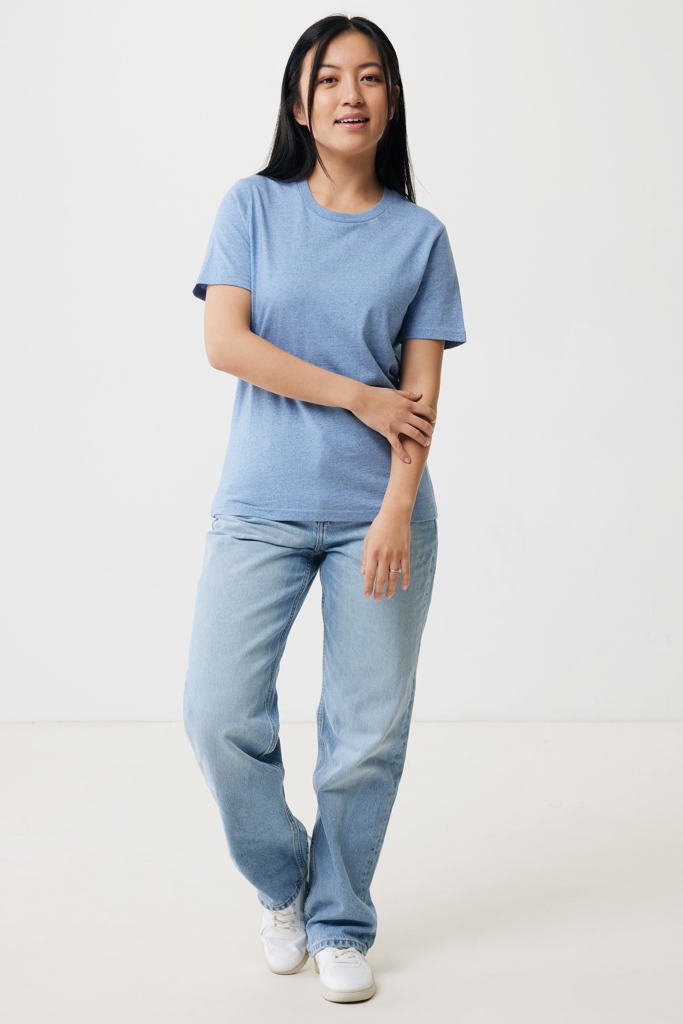 Femme en t-shirt bleu et jean clair