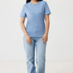Femme souriante en t-shirt bleu et jean clair