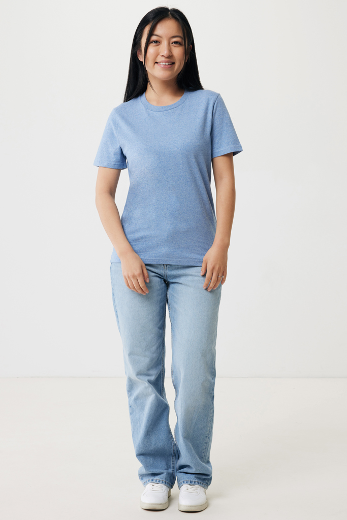 Femme souriante en t-shirt bleu et jean clair