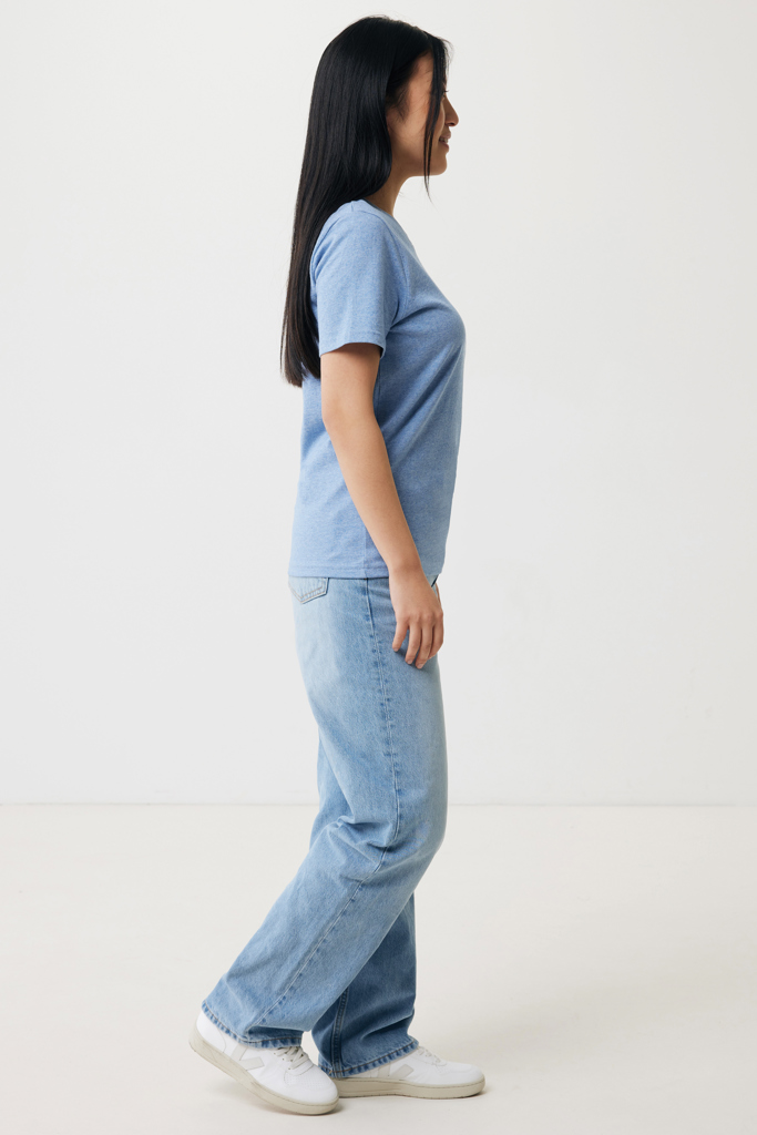 Femme de profil en tenue décontractée bleue