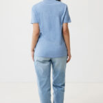 Femme de dos en t-shirt bleu clair