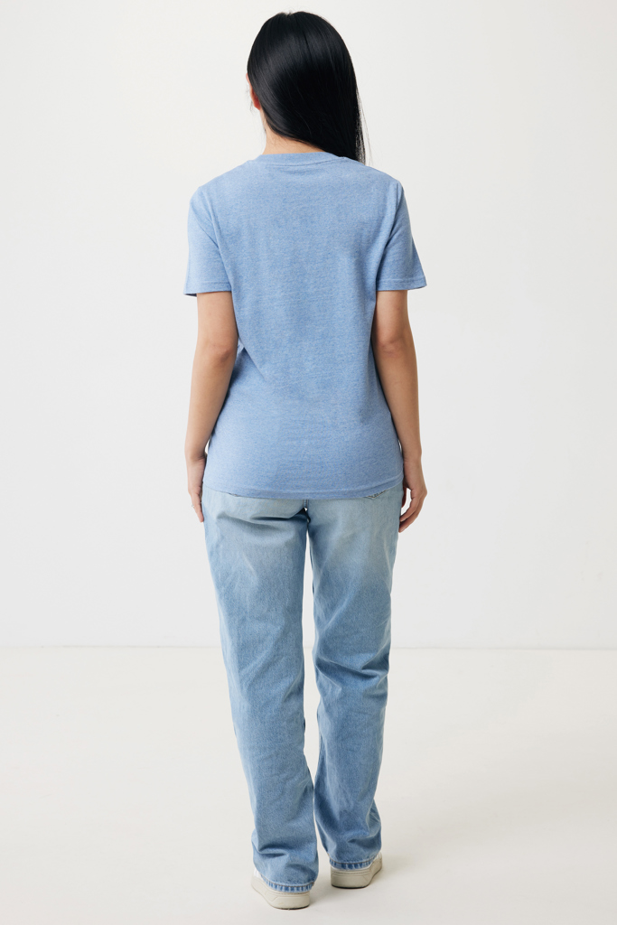 Femme de dos en t-shirt bleu clair