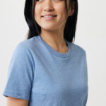 Femme souriante en t-shirt bleu clair