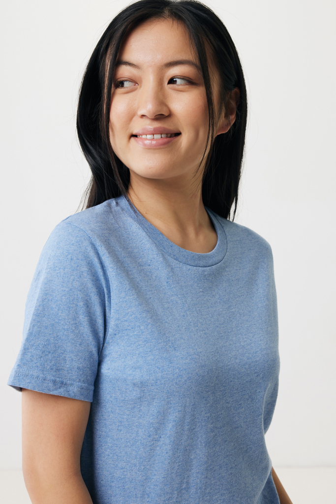Femme souriante en t-shirt bleu clair