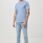 Homme en t-shirt bleu et jean clair