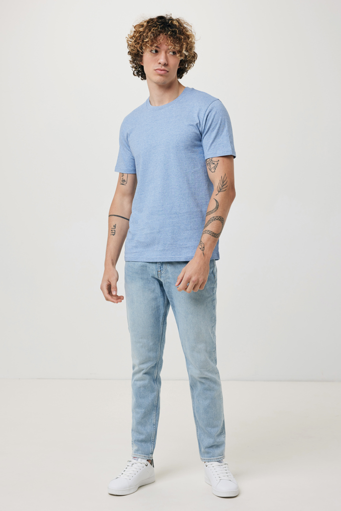 Homme en t-shirt bleu et jean clair