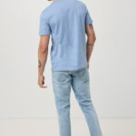 Homme en t-shirt bleu et jean clair