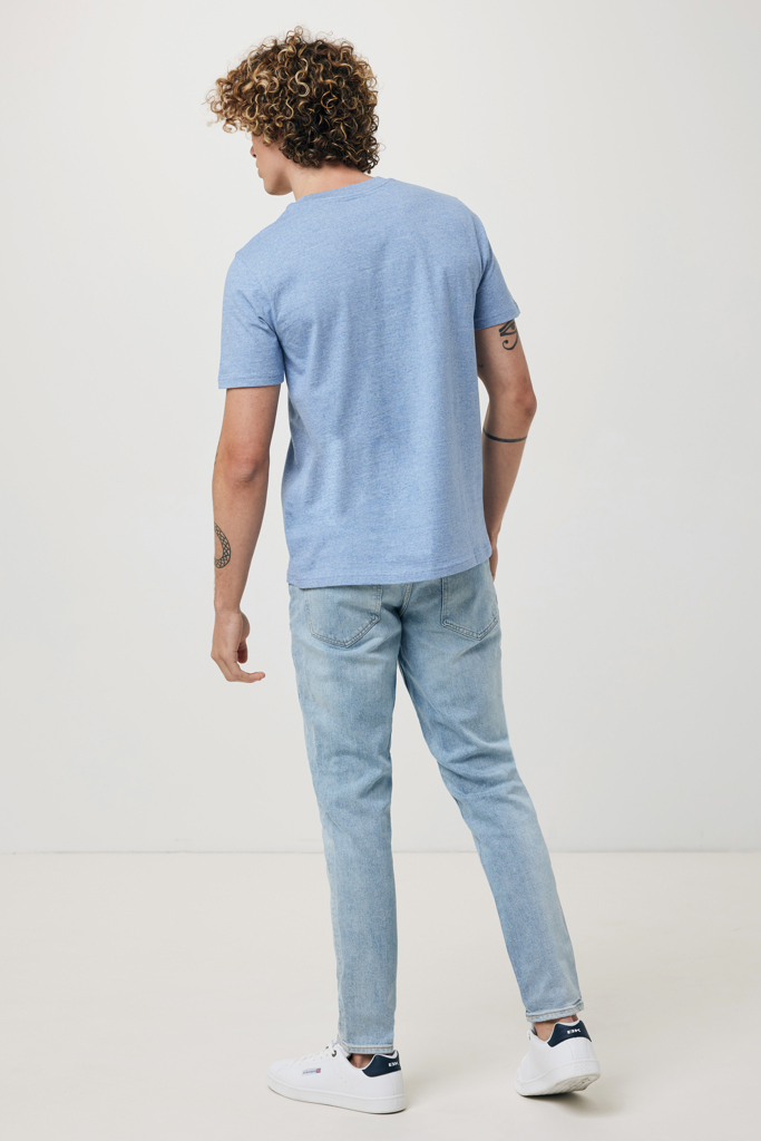 Homme en t-shirt bleu et jean clair