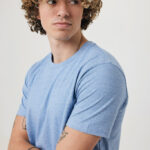 Jeune homme aux cheveux bouclés en t-shirt bleu
