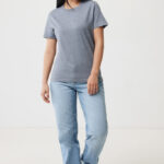 Femme souriante en t-shirt gris et jean clair